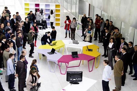 COSMAN presenta «Visionaire», mobiliario inteligente hecho en Galicia