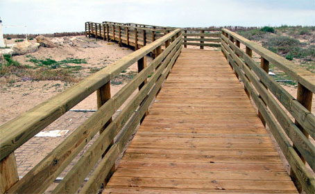 AIDIMA supervisa obras de madera estructural instaladas en las playas españolas