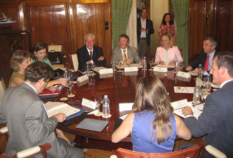 Isabel Garcia Tejerina  se reune con los representantes de COSE, ASEMFO, ASPAPEL Y CONFEMADERA