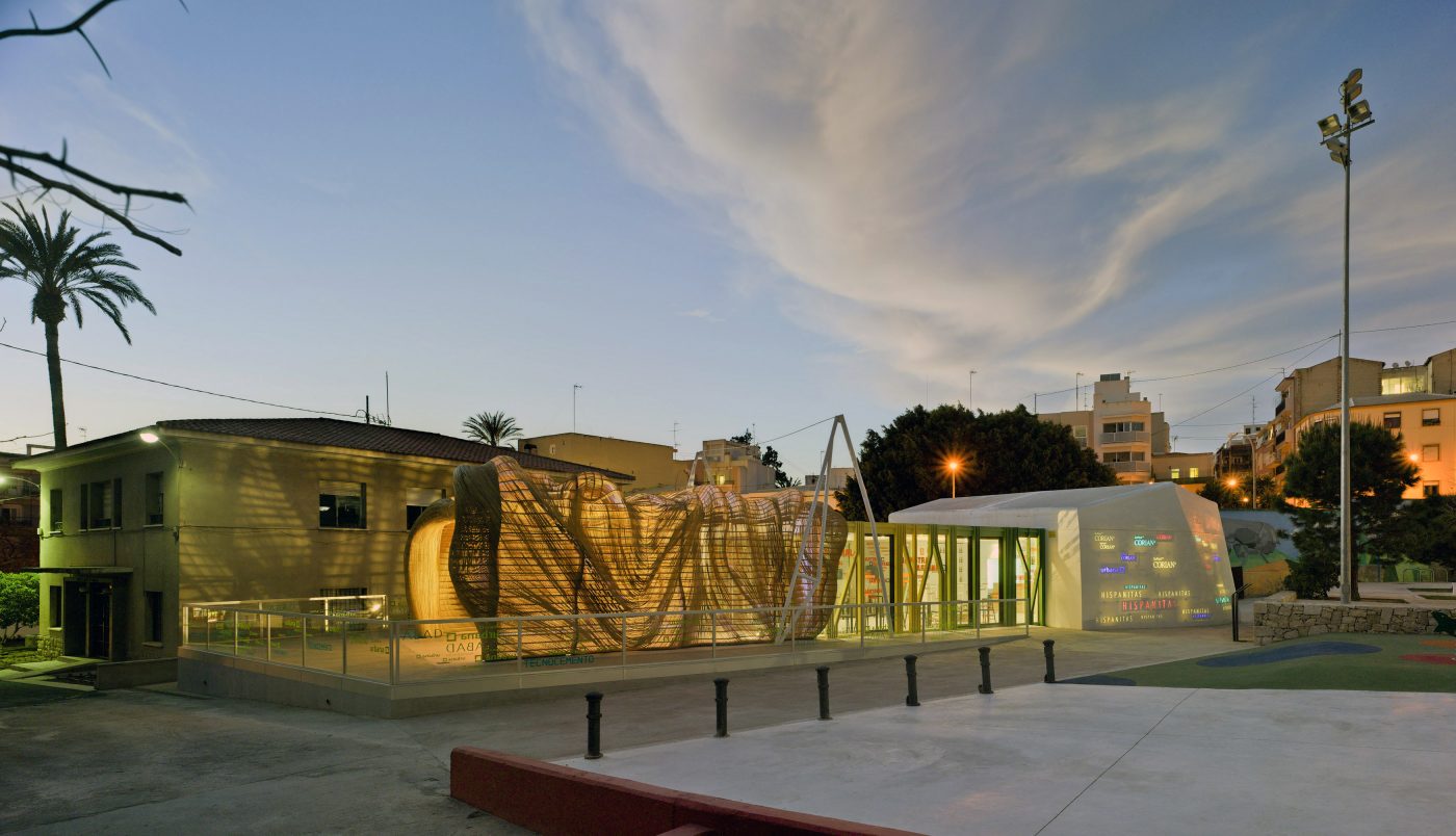 Una inmensa cigarra diseñada por AMAT Y BELDA se posa en el espacio cultural “Las Cigarreras” de Alicante