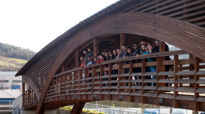 Los alumnos del Máster en Ingeniería de la Madera Estructural «tocan madera»