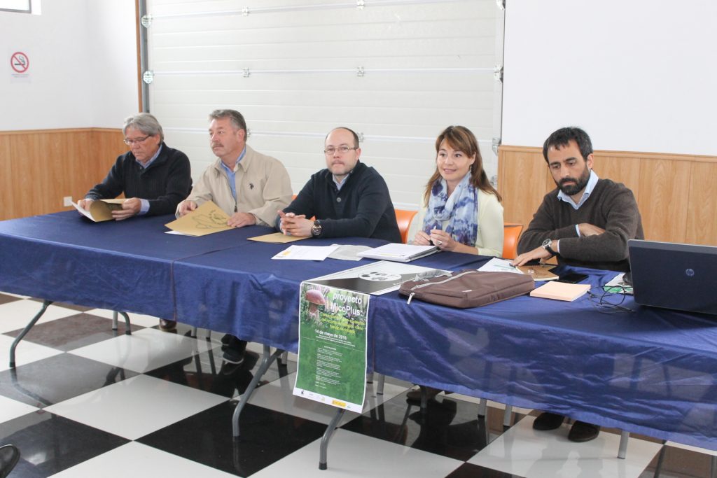 De izquierda a derecha Daniel Pacho, Paulino Pedraza, Pedro Gracia, Patricia Gómez y Carlos Mantecas, en la mesa de ponentes de la jornada micológica celebrada este pasado sábado en Ojos Albos (Avila).
