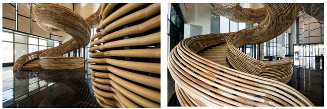 El mostrador de recepción se concibió como el punto de inicio para la sinuosa escultura de madera, construida con los mismos perfiles de madera que la barandilla (Fotografía ITAY SIKOLKSI)