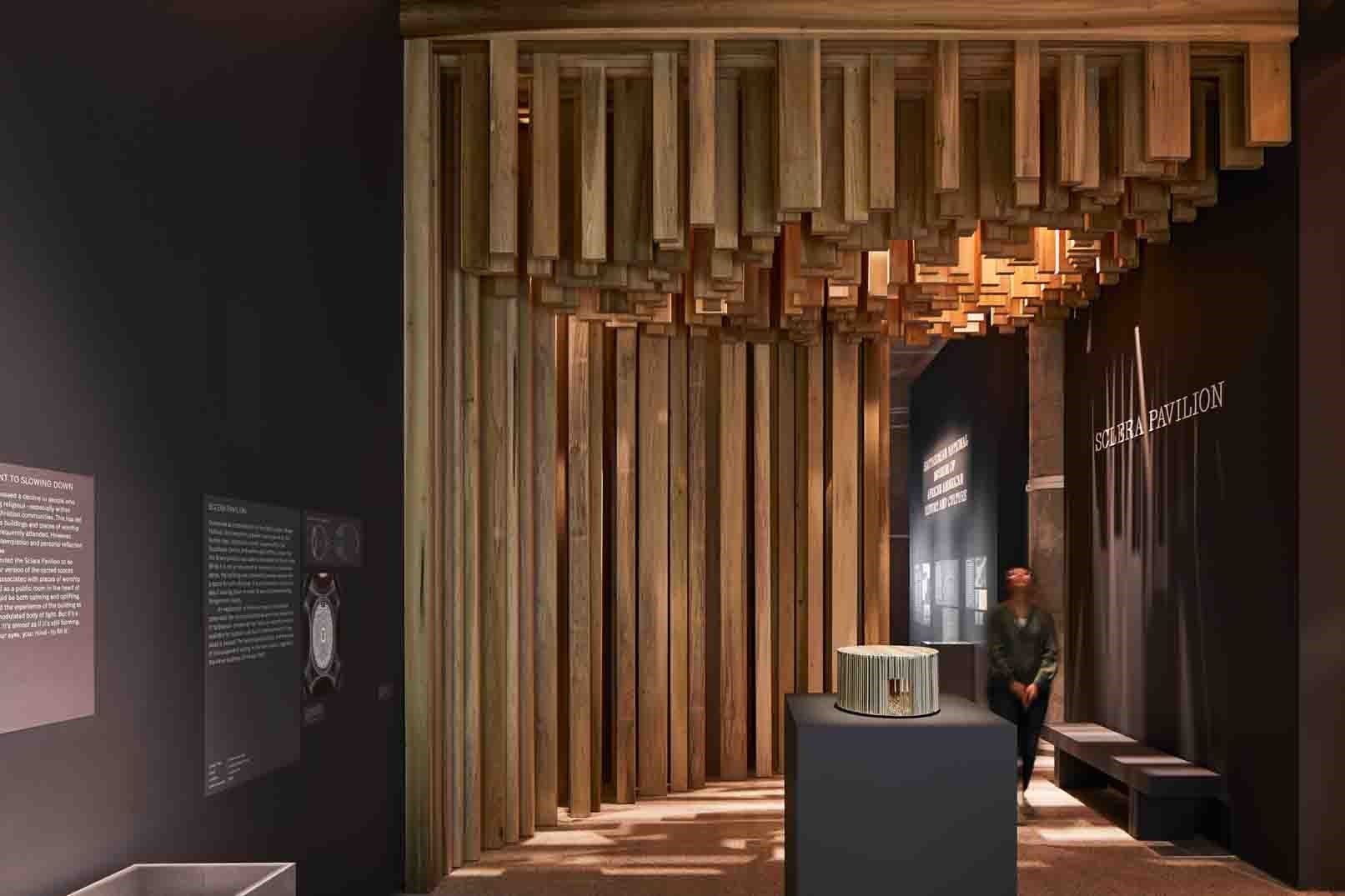 El pabellón de madera de tulipwood estadounidense de David Adjaye llega al Museo del Diseño de Londres