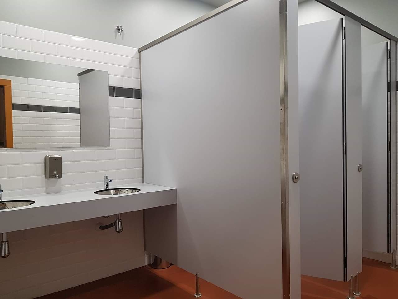 GABARRÓ presenta diferentes casos prácticos de sus cabinas sanitarias para equipamientos