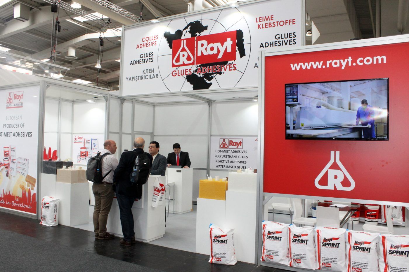 RAYT presentó en LIGNA nuevos sistemas adhesivos para la industria del mueble y la madera