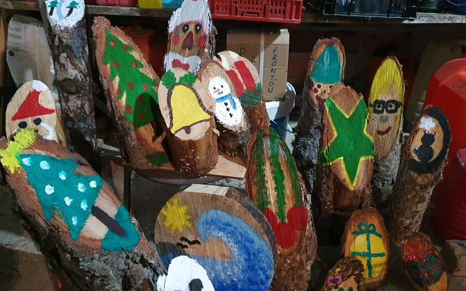 Peralejos de las Truchas recibe la Navidad con más de 1.200 adornos de madera