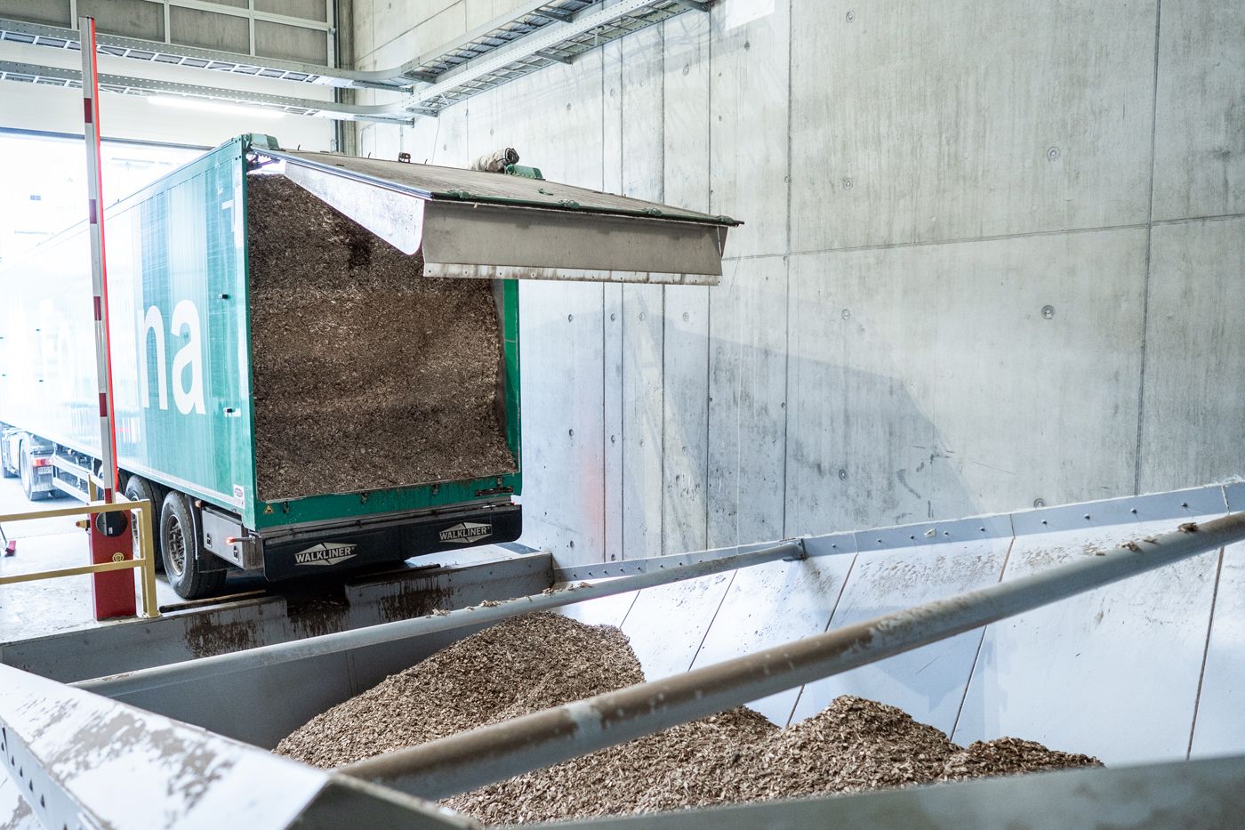 La planta de cogeneración de leña en Sisslerfeld (Suiza) suministra electricidad a 17.500 hogares