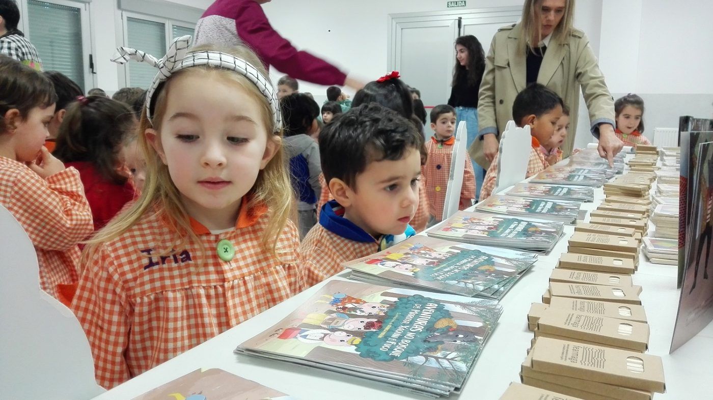 Escolares de Santiago descubren la versión de «Los tres cerditos» contra el cambio climático