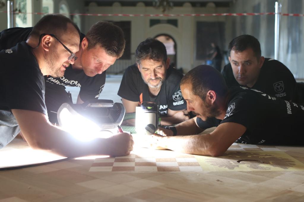 Trabajo a mano sin máquinas: Esto es WORKCAMP PARQUET