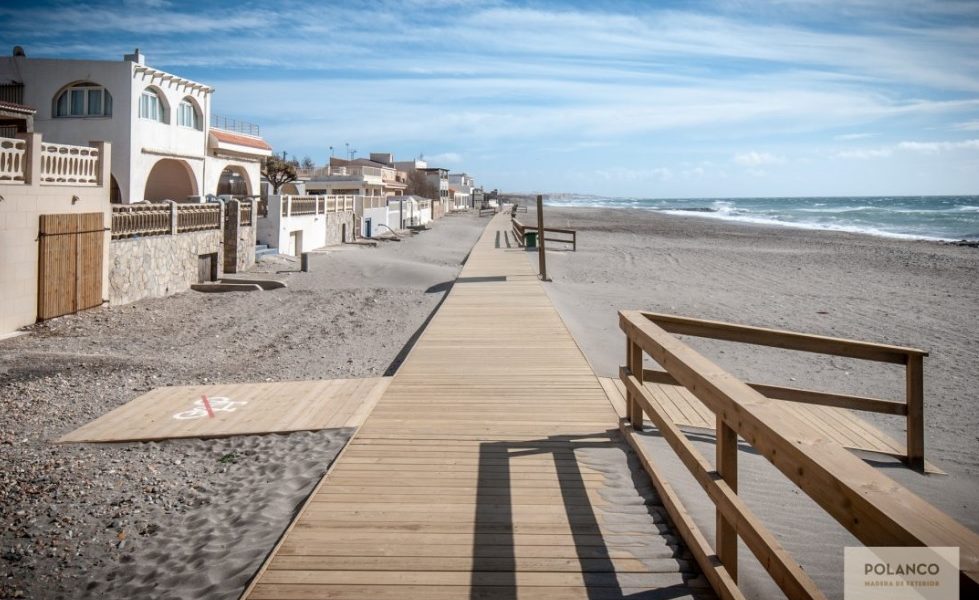 POLANCO instala una pasarela de madera en Balanegra (Almería)