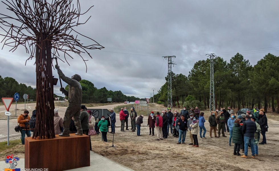 La Comunidad de Villa y Tierra de Coca homenajea a los resineros con una estatua