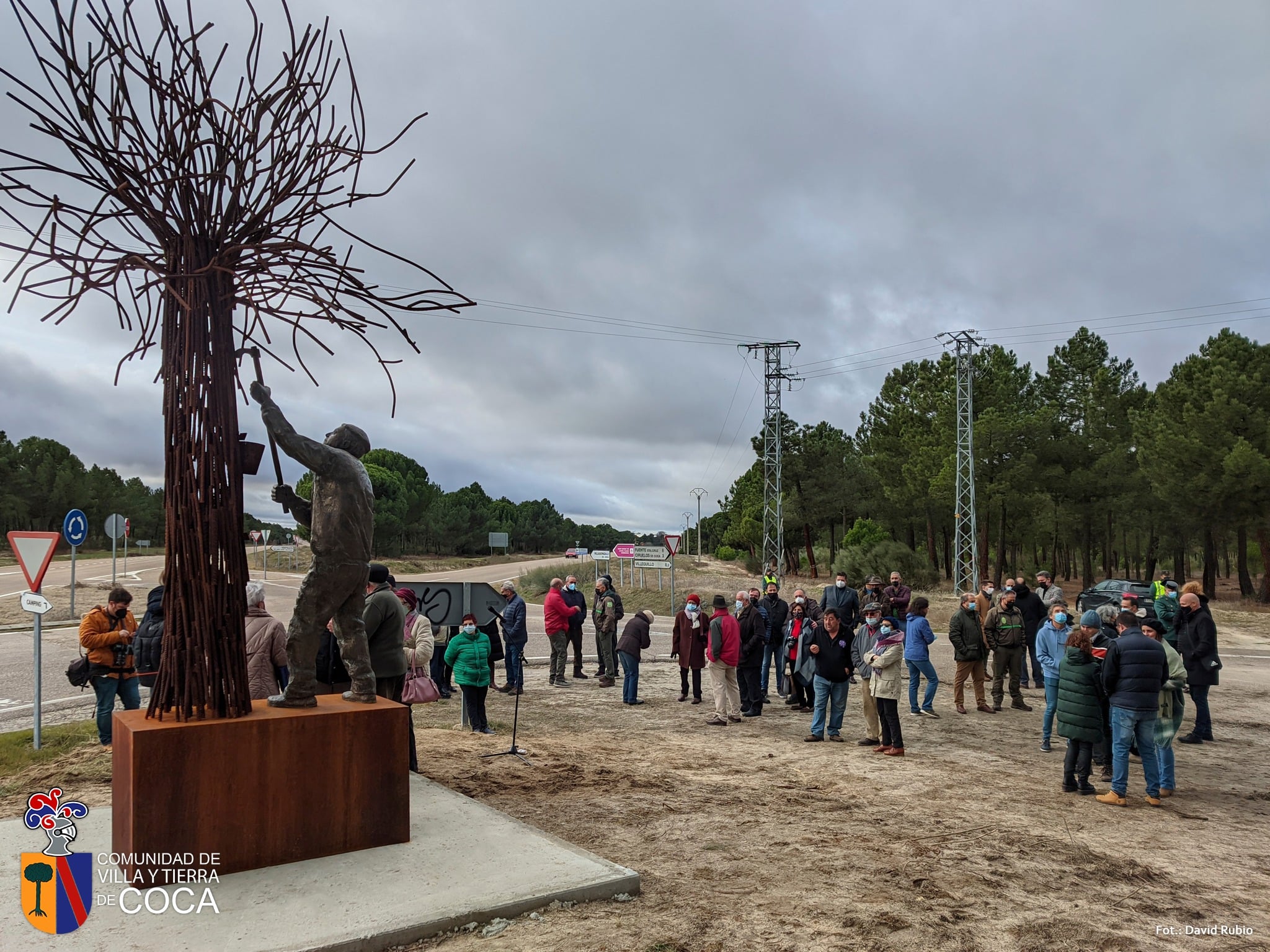 La Comunidad de Villa y Tierra de Coca homenajea a los resineros con una estatua