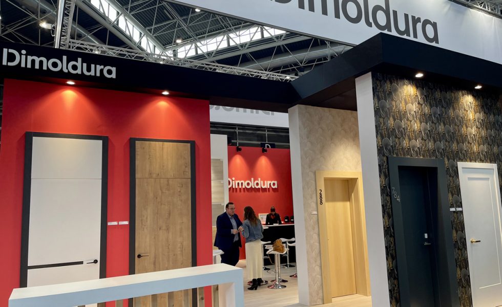 DIMOLDURA destaca en Maderalia con diseños exclusivos para sus puertas