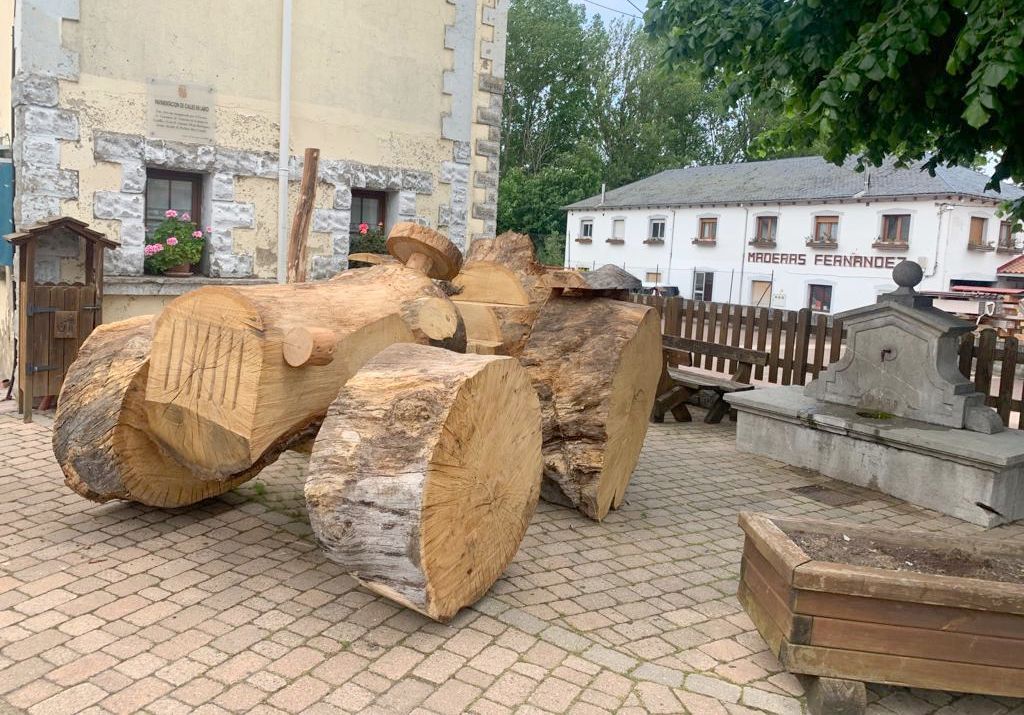 Los vecinos de LARIO realizan un tractor gigante con madera de roble