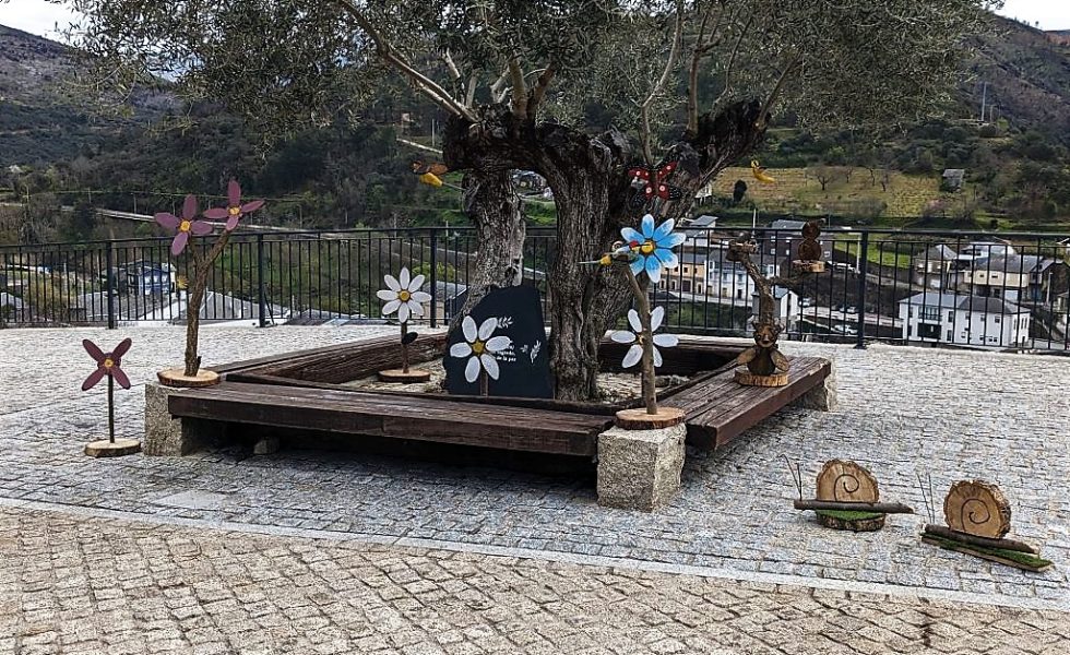 El Concello de Carballeda de Valdeorras luce un jardín de primavera hecho con madera