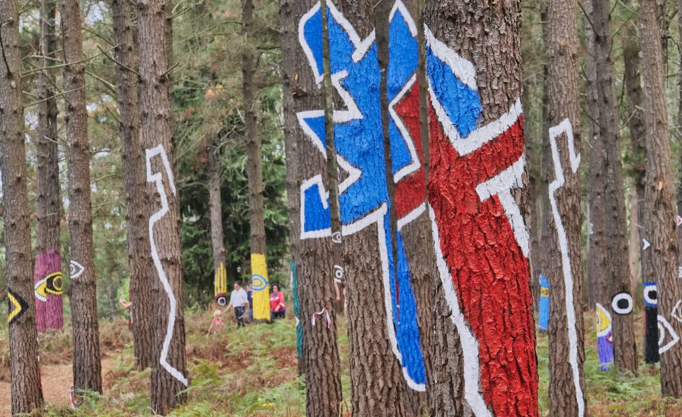 El Bosque de Oma abrirá al público en octubre con más de 800 árboles pintados