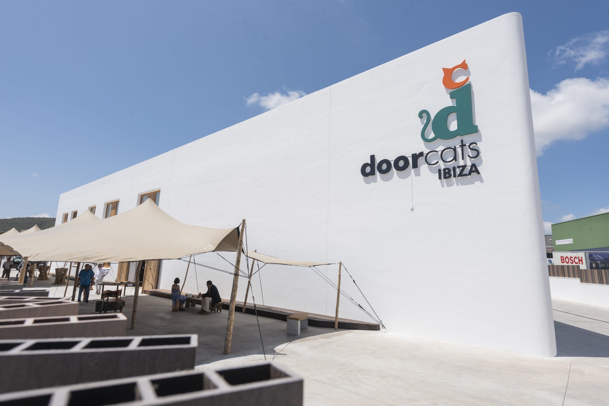 DOORCATS inaugura su nuevo showroom de carpintería profesional en Ibiza