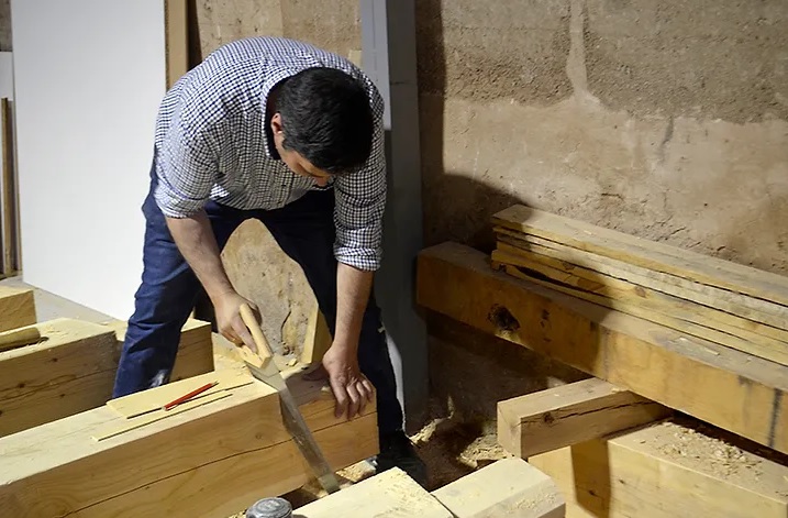 Sacan una beca para trabajar con el carpintero de molinos Vicente Casero