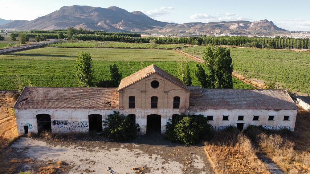 Santa Fe cederá la antigua azucarera para fabricar productos de madera de chopo