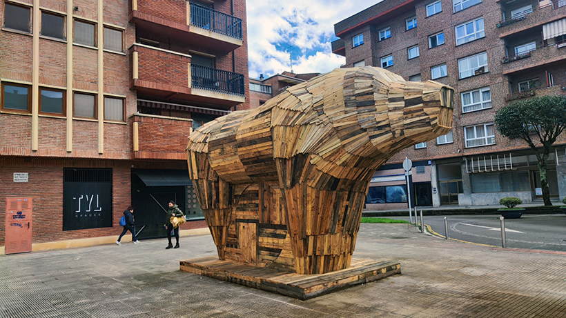 Un MIKELDI gigante de madera reciclada preside una plaza en Durango
