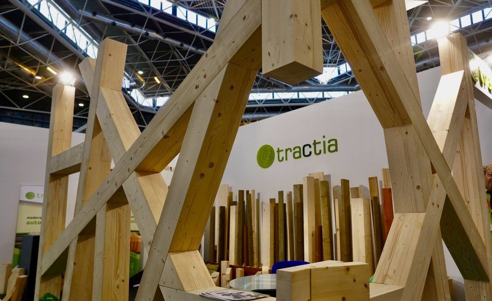 TRACTIA presentó en Maderalia su nuevo servicio de rusticado y texturizado