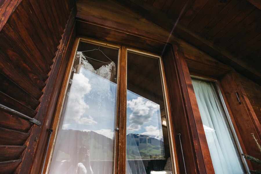 Descubre la belleza atemporal de las balconeras, ventanas y puertas rústicas de madera con BRICO VALERA