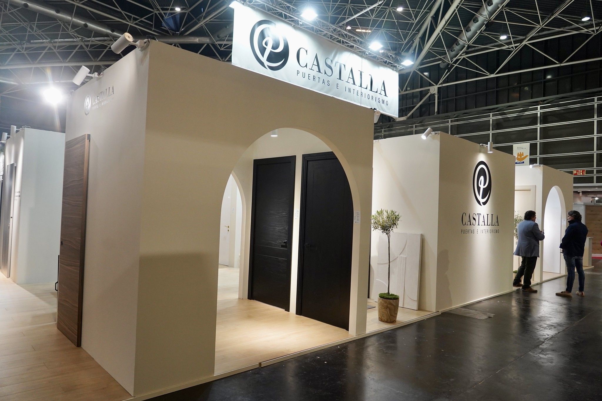 CASTALLA marca tendencia con sus puertas combinadas en MDF en negro y chapa de madera