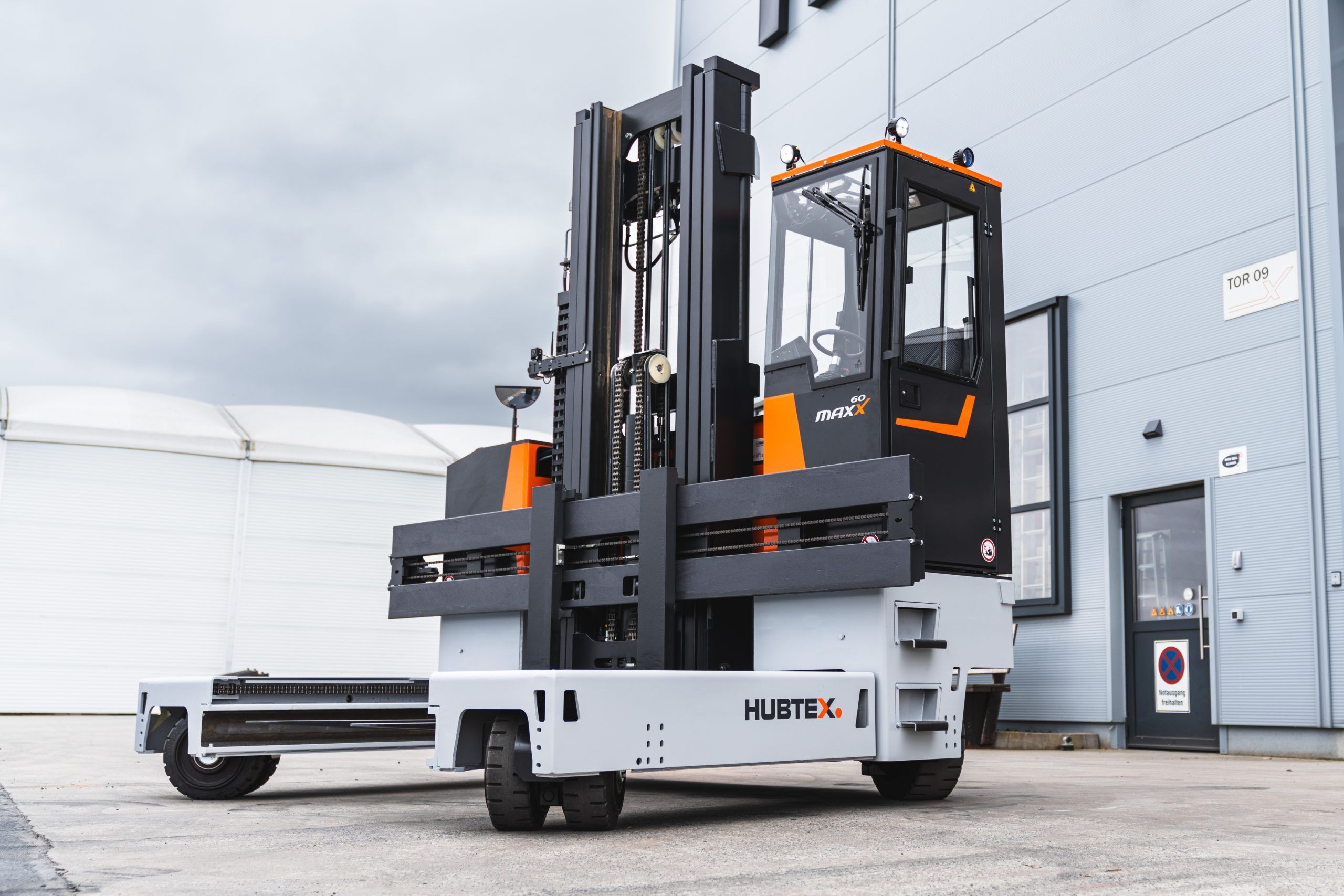 Recoger la carga lateralmente y transportarla en un espacio mínimo: la nueva MaxX 60 de HUBTEX