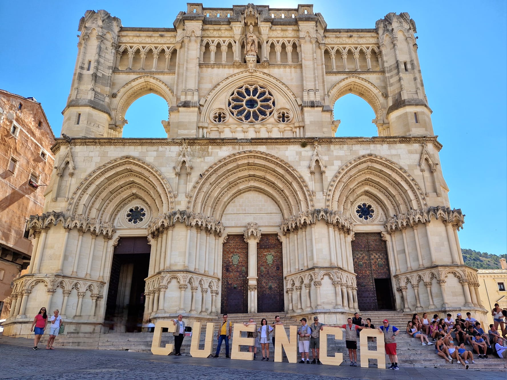 Unas letras de madera de pino gigantes promocionan Cuenca