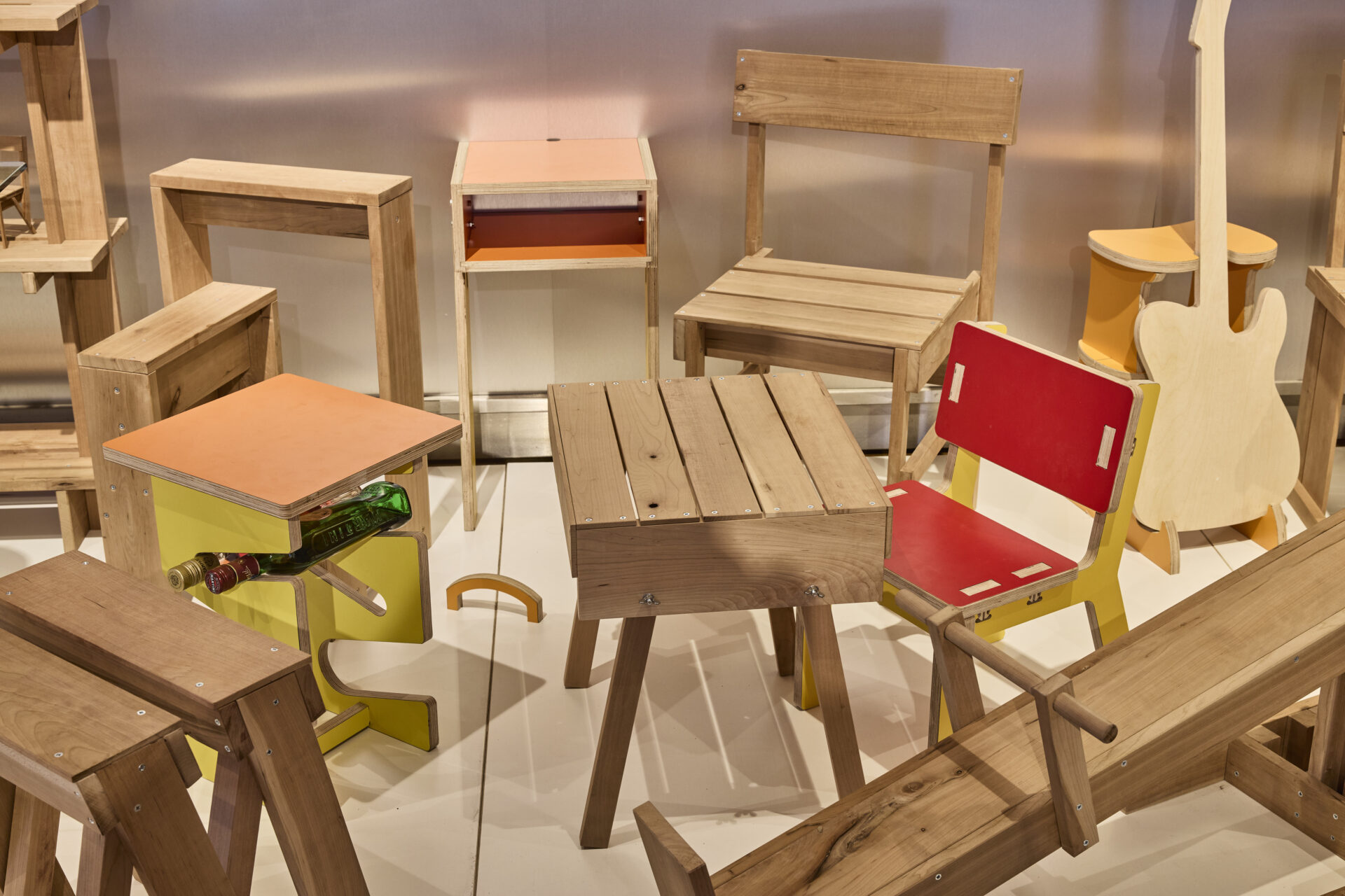 THE CHERRY PROJECT: Estudiantes promueven la sostenibilidad en el diseño de muebles de madera noble