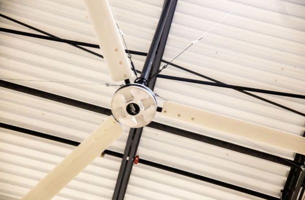 Reduce la huella de carbono con Ventiladores HVLS