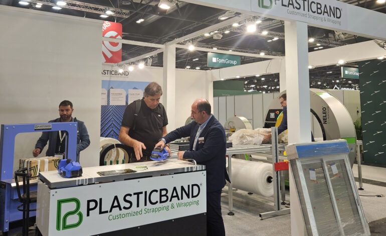 PLASTICBAND presentó en VETECO su nueva envolvedora semiautomática Neleo 50