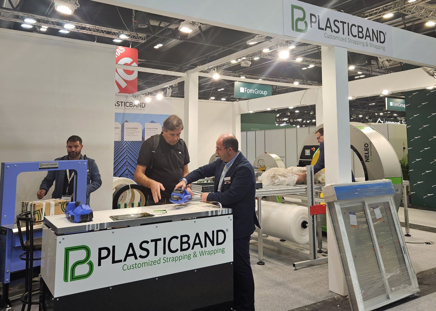 PLASTICBAND presentó en VETECO su nueva envolvedora semiautomática Neleo 50