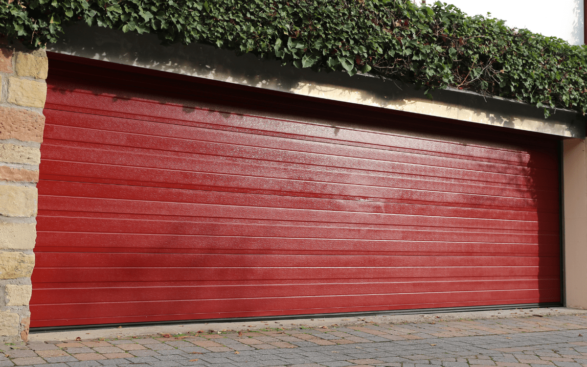 Servicio técnico y mantenimiento de puertas automáticas, seccionales y de garaje imitación madera