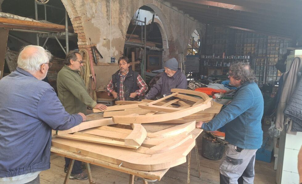 En Calafell aprenden a reparar barcas de madera