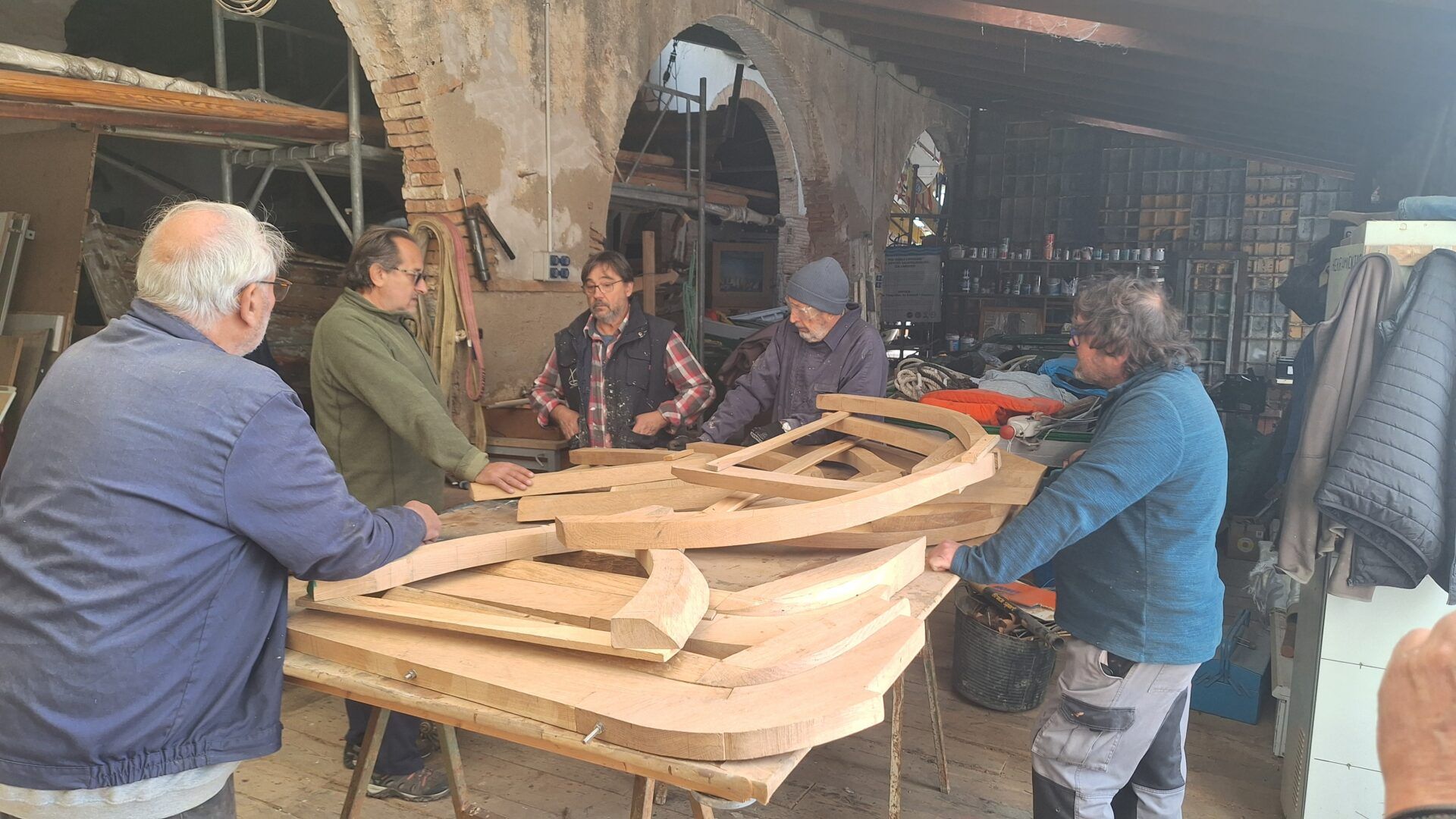 En Calafell aprenden a reparar barcas de madera