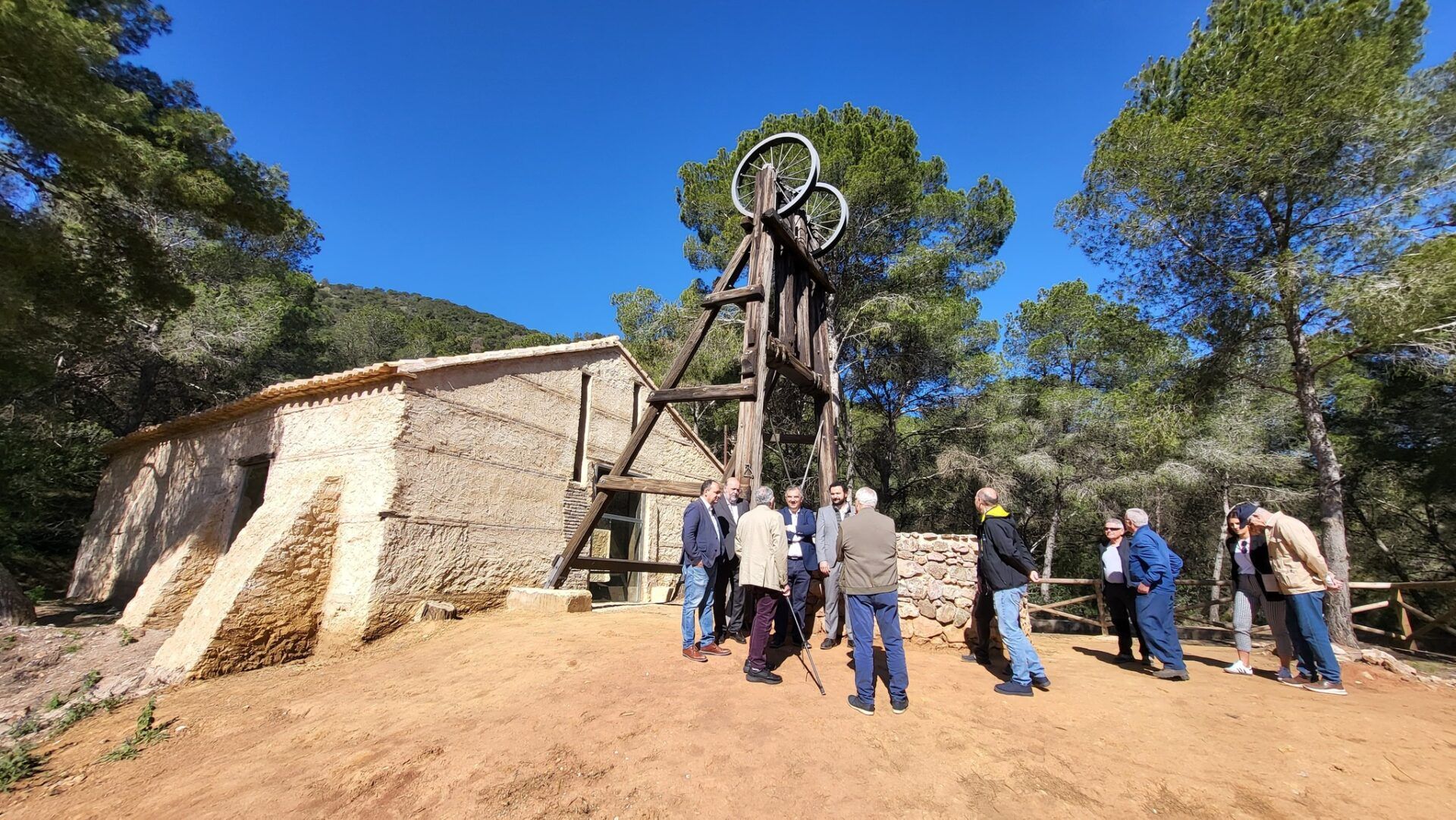 Restauran el único castillete de madera del conjunto minero de Peña del Águila