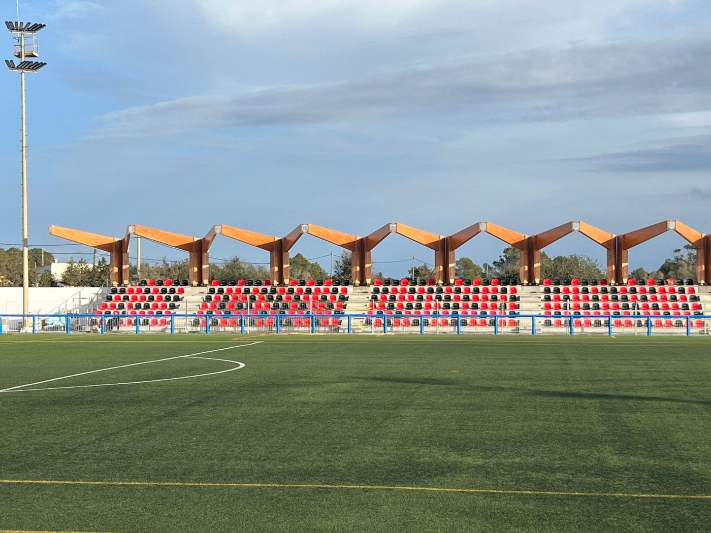 Formentera apuesta por la madera para la nueva grada del campo de fútbol