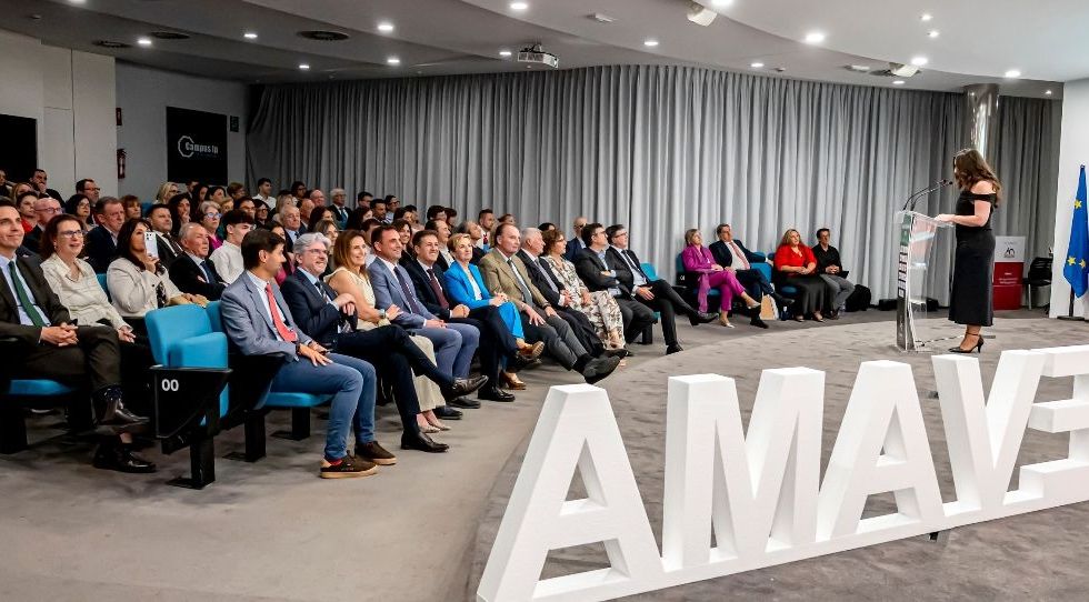 Emotivo reencuentro de los empresarios del hábitat valenciano en «La Noche de FEVAMA»