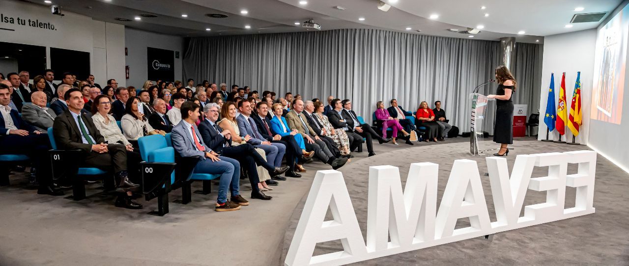 Emotivo reencuentro de los empresarios del hábitat valenciano en «La Noche de FEVAMA»
