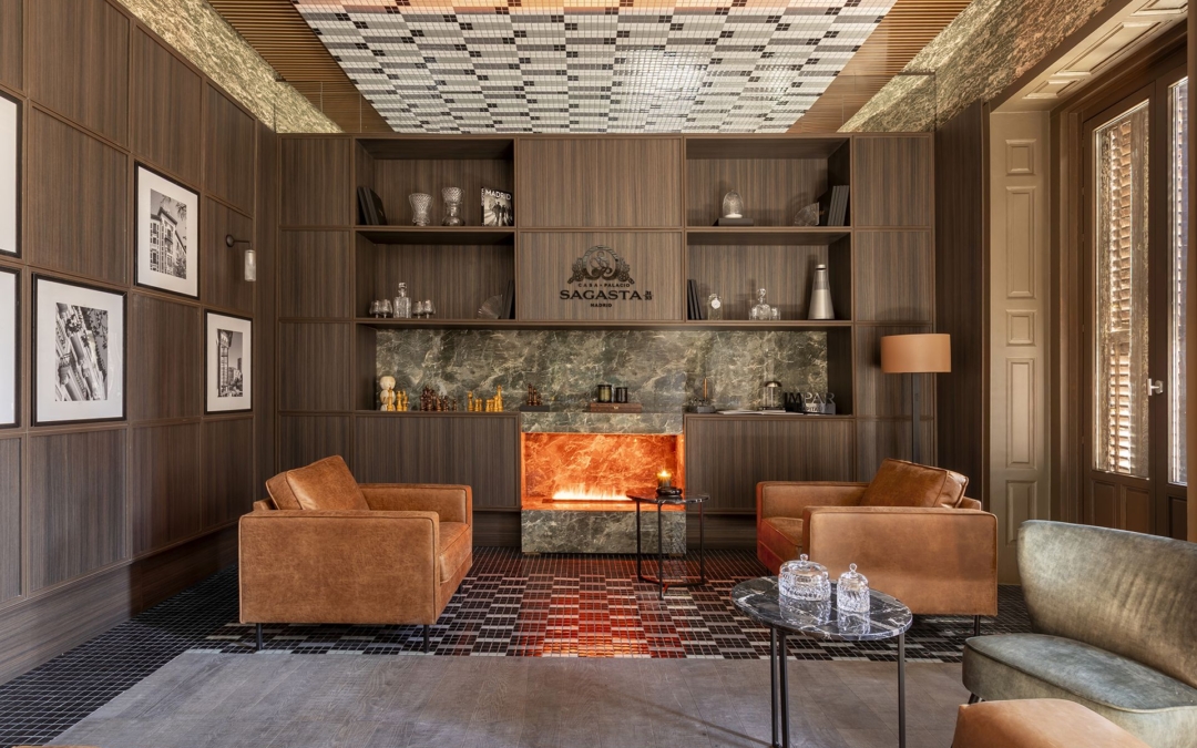 casa-decor-2025-bar-ingles-impar-capital-por-impar-design-02_ALVIC Panel Syncron Woodline 03 y Luxe Sierra 02_Foto Lupe Clemente