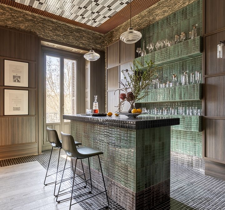 casa-decor-2025-bar-ingles-impar-capital-por-impar-design-04_ALVIC Panel Syncron Woodline 03 y Luxe Sierra 02_Foto Lupe Clemente