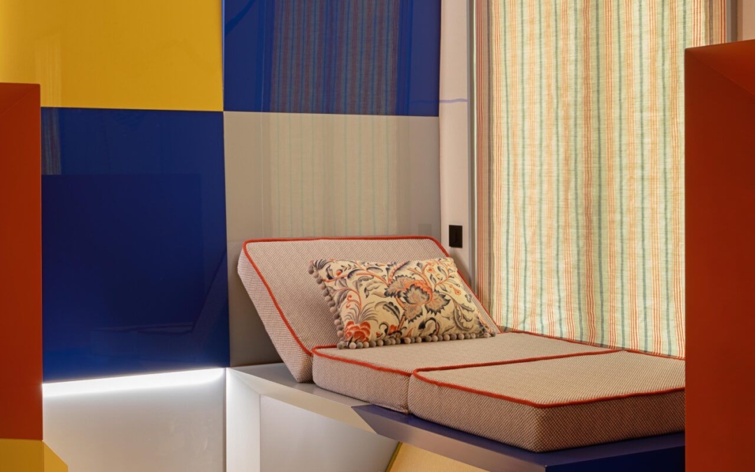 casa-decor-2025-dormitorio-infantil-diego-guillen-ligori-3_ALVIC Panel Zenit y Luxe Amarillo Naranaja Citrus Azul Ultramar Rojo Pompei_Foto Nacho Uribe